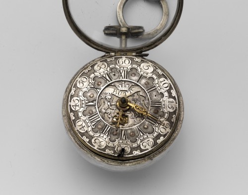 Zilveren horloge met losse buitenkant waarop een mythologische voorstelling